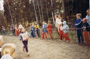 Pienenä harrastin maastojuoksua. Kävin muutaman kerran vuodessa juoksukilpailuissa, joissa kaikki osallistujat saivat jonkun pienen palkinnon ja lämmintä mehua päästyään maaliin...