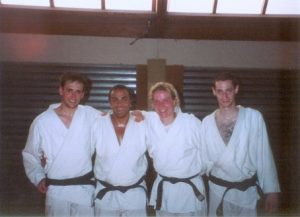 Minä ja uket heti 4. danin graduoinnin jälkeen Roquebrune-sur-Argensissä, Etelä-Ranskassa, heinäkuussa 2004. Kuvassa vasemmalta: Fabrice, Laurent, minä ja Henri.